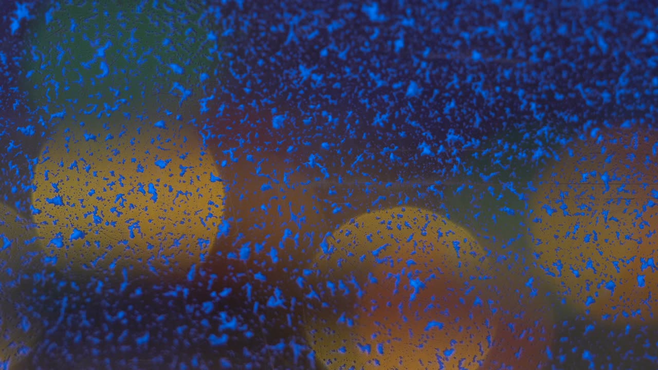 parpadeos de luz multicolores en la superficie cubierta de nieve rayada 4k