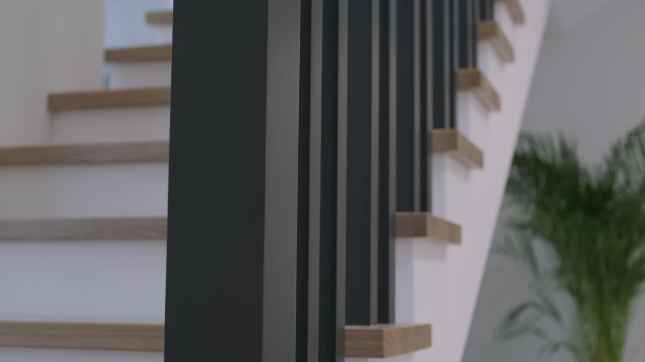 diseño interior escaleras de madera elegantes dentro de la casa con barandillas de madera modernas y paredes decoradas con lámparas de moda. escalera moderna o escalera en el interior de la casa moderna