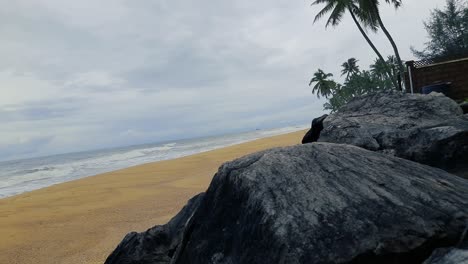 Strandlandschaft-An-Bewölkten-Tagen-Mit-Felsen-Und-Palmen