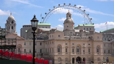 El-Palacio-De-Los-Guardias-A-Caballo-En-Londres-Con-Fondo-London-Eye