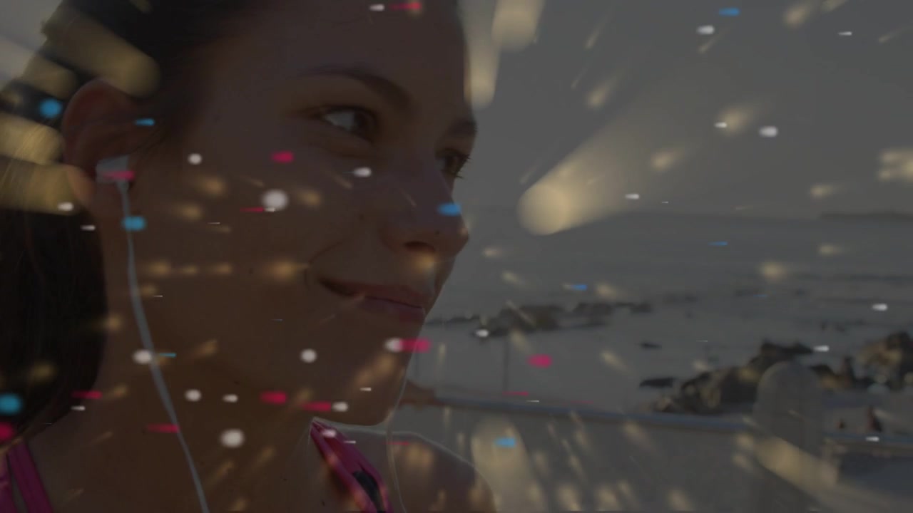 Mulher segurando o telefone, mão por perto, olhando rapidamente, caminhando na praia para fitness, com partículas subindo ao redor