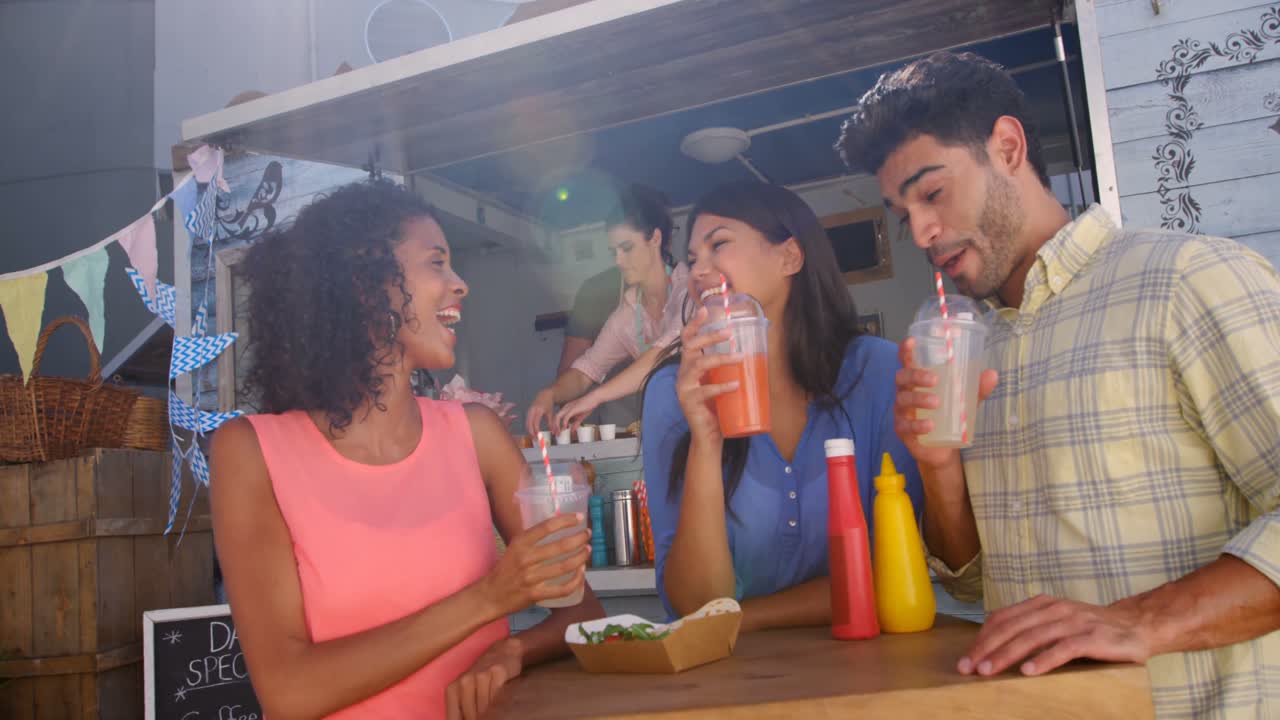 amigos brindando un vaso de jugo