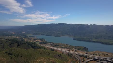 Antena-De-Montaña-Y-Lago-En-San-Mateo-Cerca-De-La-Autopista-280-California,-Lapso-De-Tiempo