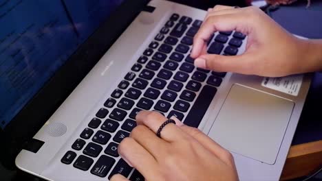 estudiante concentrada ocupada trabajando en una computadora portátil tomando notas en un cuaderno, enfocada mujer joven inteligente escribiendo en la computadora navegando por internet estudiando en línea, concepto de aprendizaje de educación a distancia