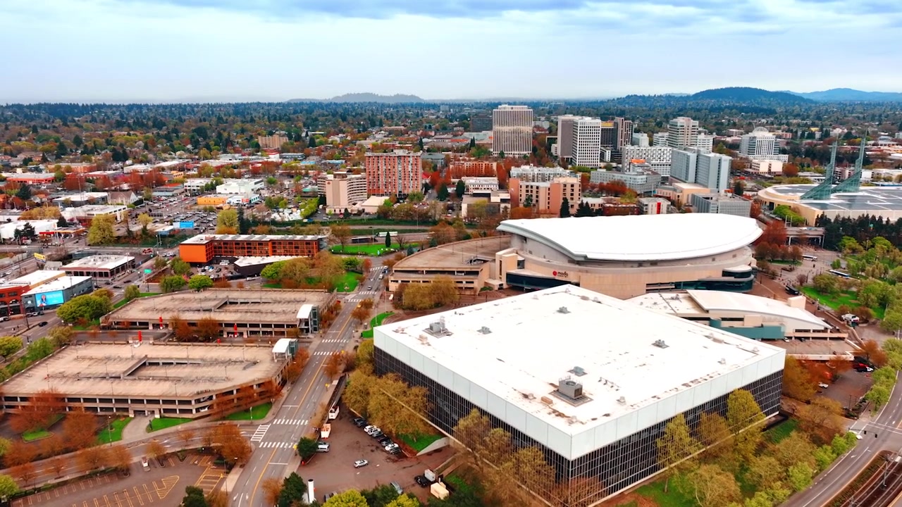 Panorama urbano di Portland, Oregon, USA di giorno. Splendida vista della città con molte piante. Vista dall'alto.