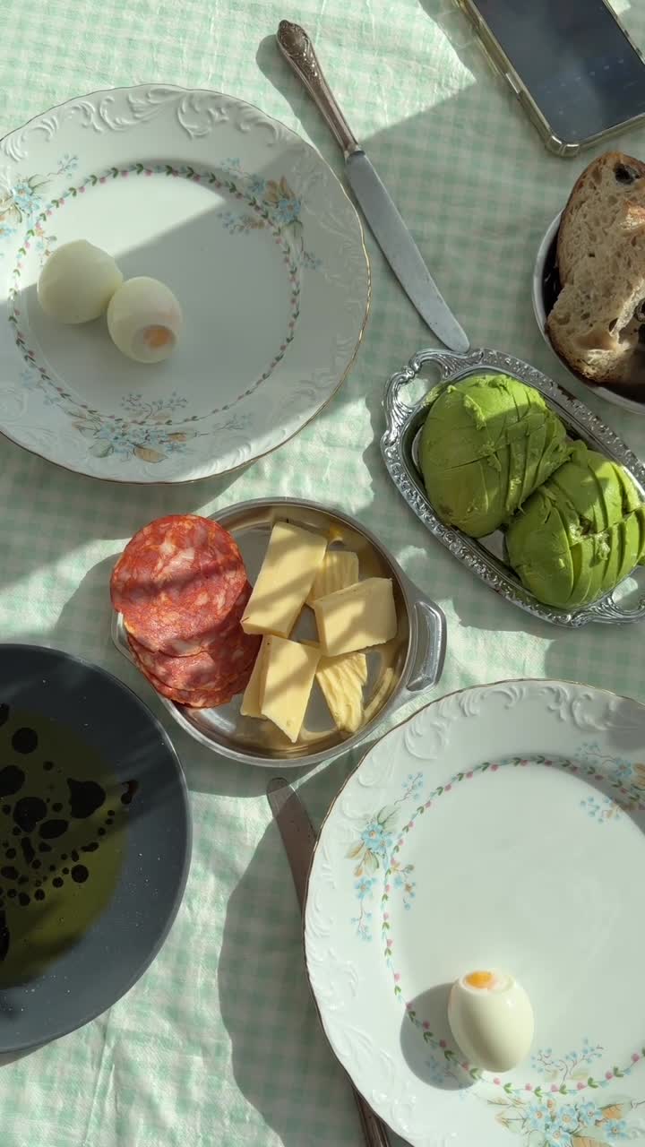 Preparazione di una colazione sana e abbondante con uova e avocado