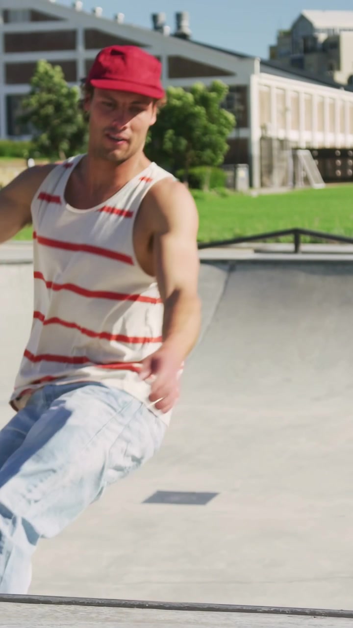 Skater che sposta il peso, esegue un lip turn su una bowl, sport, scie al neon in basso a destra che nascondono la tavola.