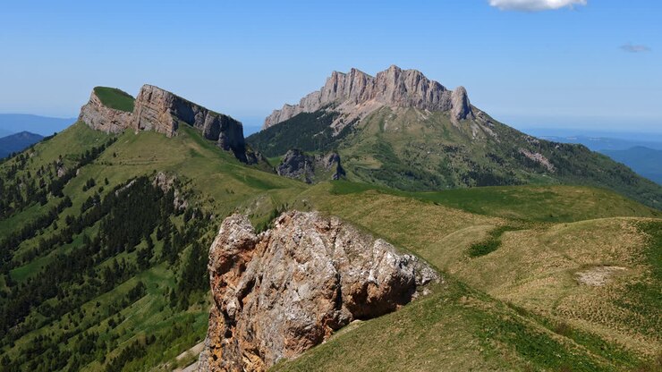 Vista panorâmica da paisagem dos vales rochosos das Montanhas do Cáucaso, em um dia ensolarado e brilhante