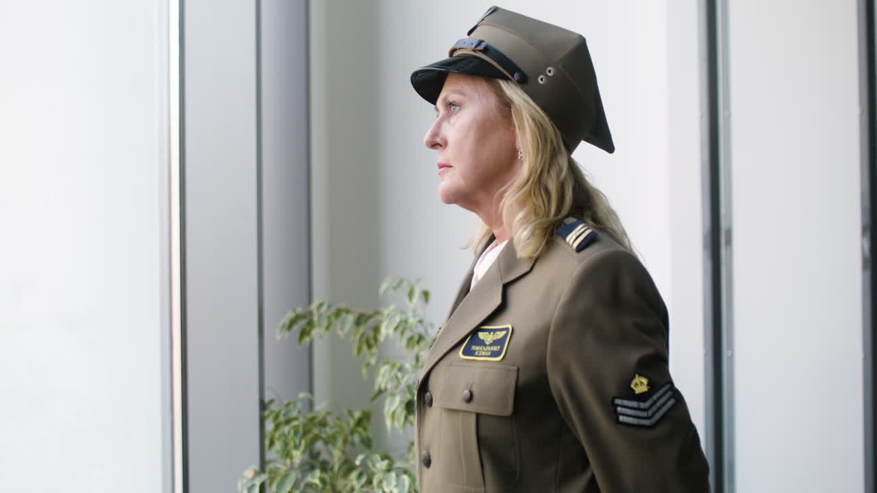 женщина смотрит в окно.