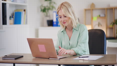 Mujer-Feliz-Independiente-Trabajando-En-La-Computadora-En-La-Oficina