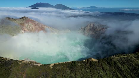 Luftaufnahme-Des-Herrlichen-Vulkans-Ijen-Und-Seines-Blauen-Sauren-Seekraters-Mit-Rauch-In-Der-Luft-An-Einem-Sonnigen-Tag---Banjuwangi---Ost-Java,-Indonesien