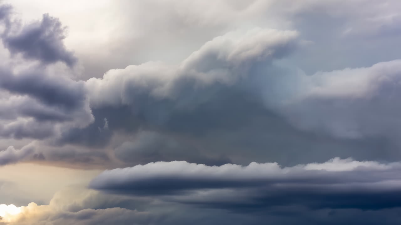 Dramatisk timelapse af stormfulde skyer, der bevæger sig hen over himlen