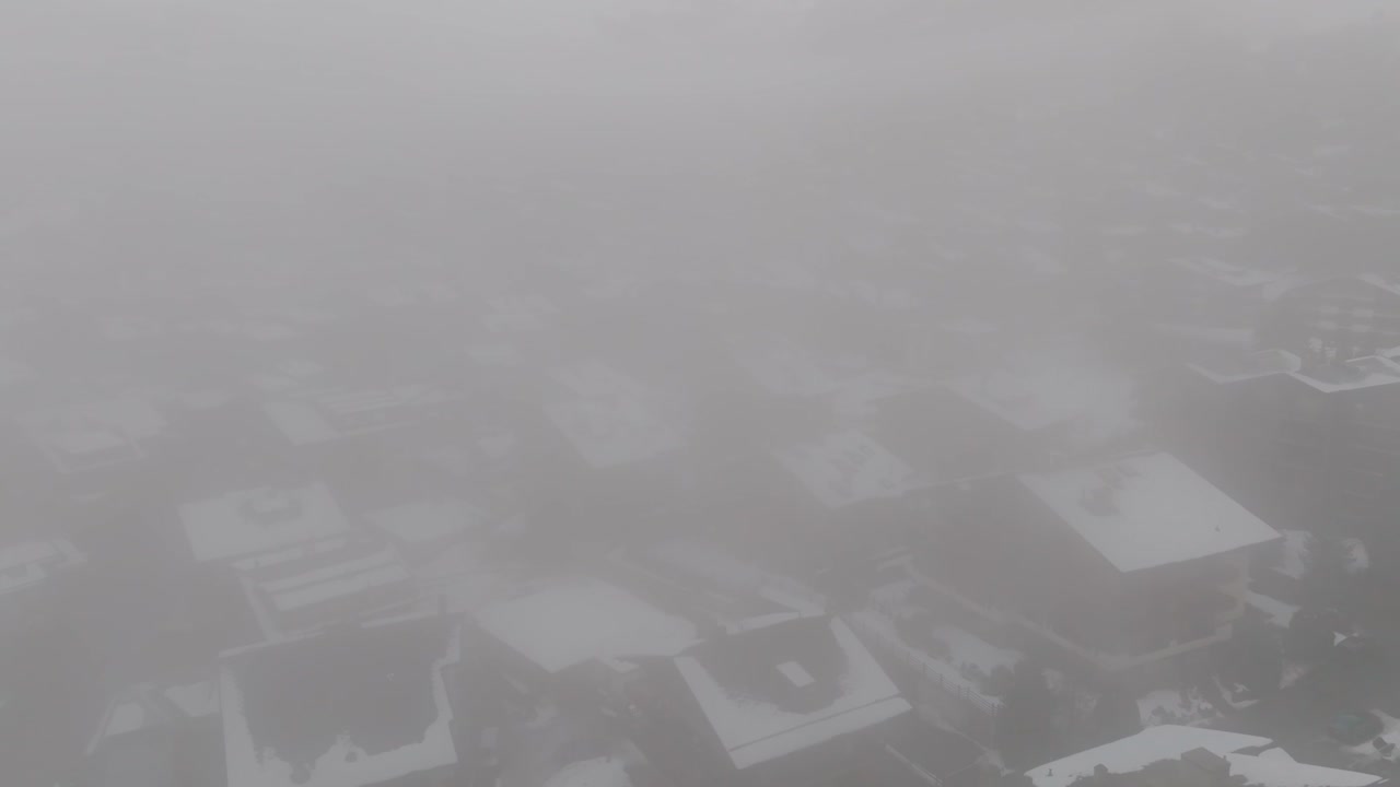 스위스 안개와 구름: 유명한 알파인 스키 리조트 겨울 스위스 알프스의 전망, 산비탈의 눈