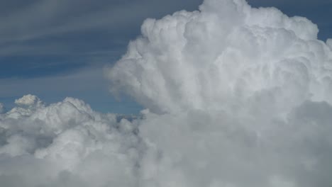 Wolken-Und-Himmelsblick-Aus-Dem-Flugzeugfenster