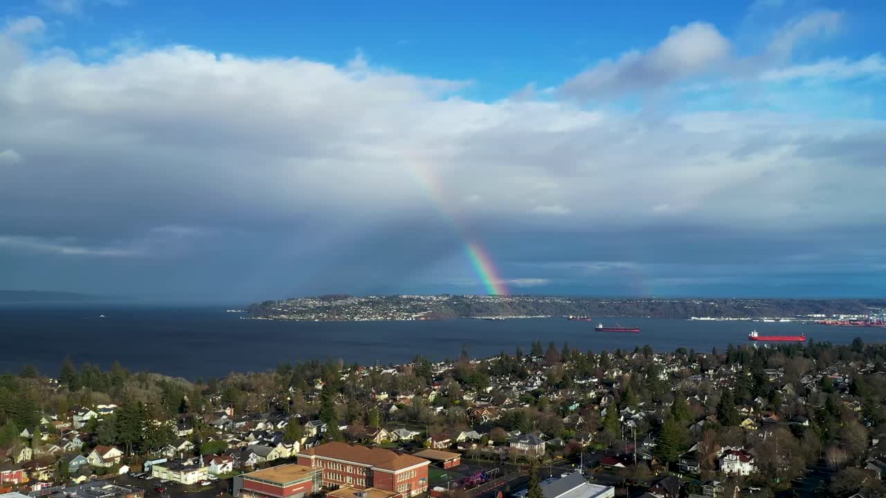 hermoso arco iris brillante sobre la ciudad de tacoma en el estado de washington - antena