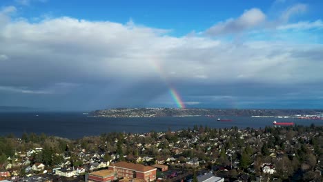 Hermoso-Arco-Iris-Brillante-Sobre-La-Ciudad-De-Tacoma-En-El-Estado-De-Washington---Antena