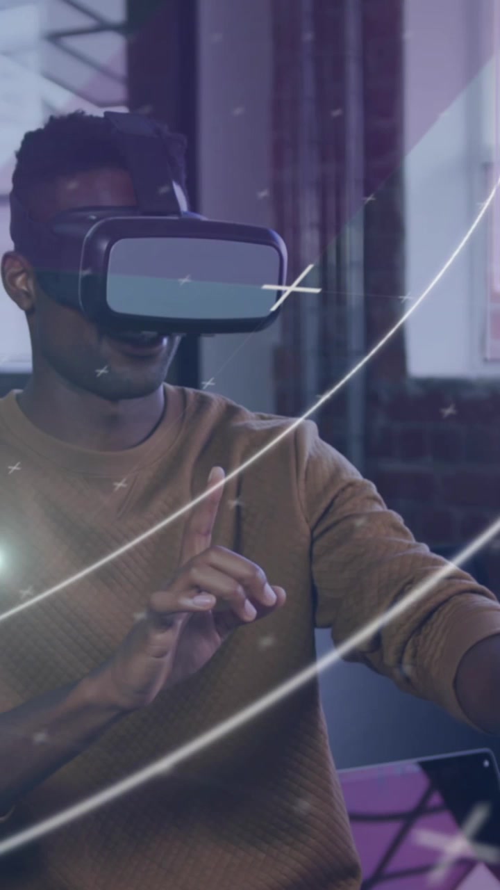 Animazione di cerchi e luci su un uomo afroamericano disabile con visore VR