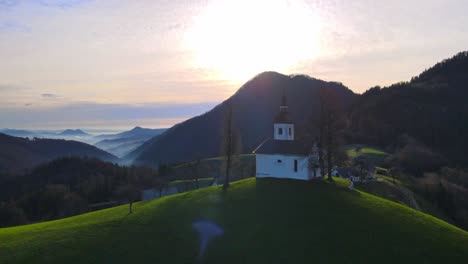 4K-Drohnenaufnahmen-Aus-Der-Luft-Zeigen-Die-Kirche-St