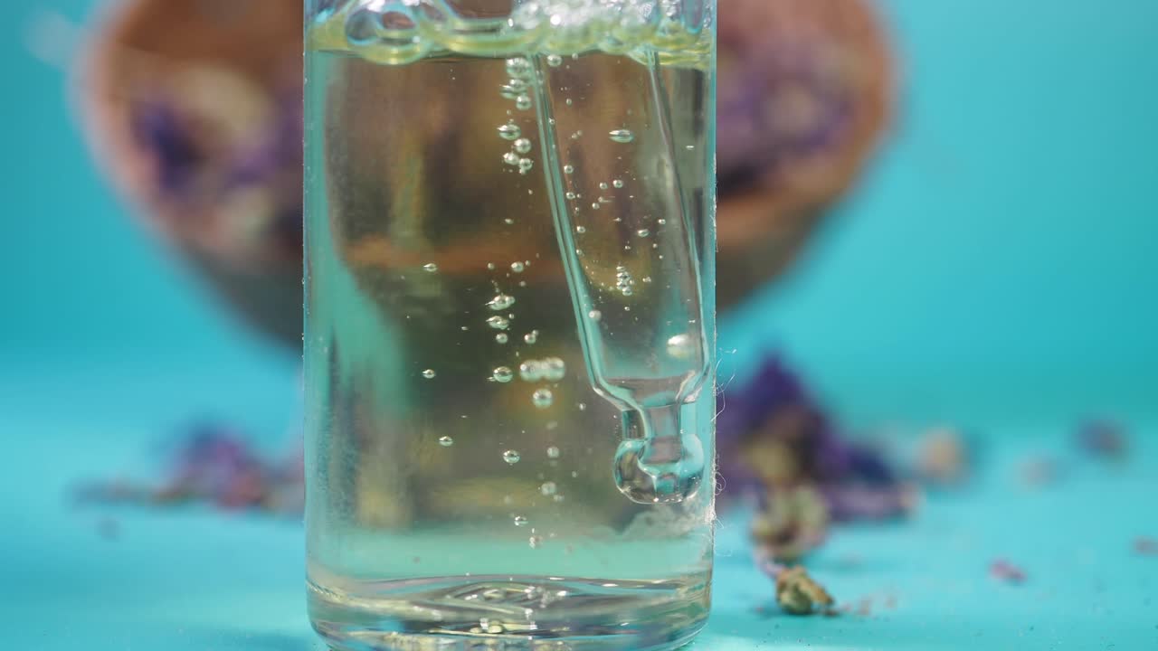 에센셜 오일의 드롭퍼 병의 클로즈업