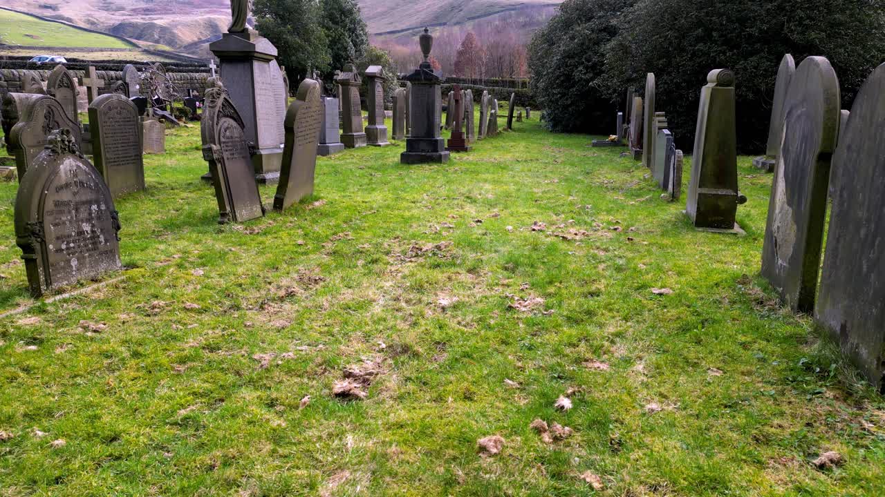 tiro lento y constante a través de un cementerio, filmado en todmorden en el noroeste de yorkshire