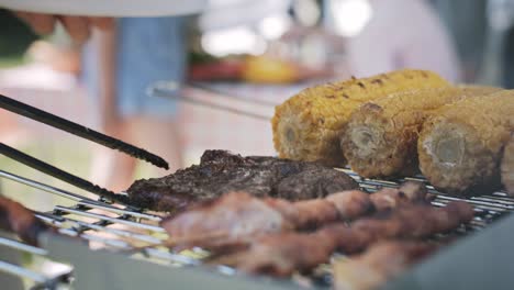 Nahaufnahmevideo-Vom-Grillen-Von-Fleisch-Und-Mais