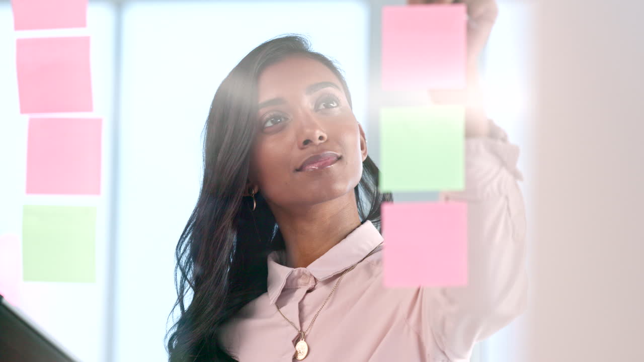 una mujer inteligente, inteligente e inteligente