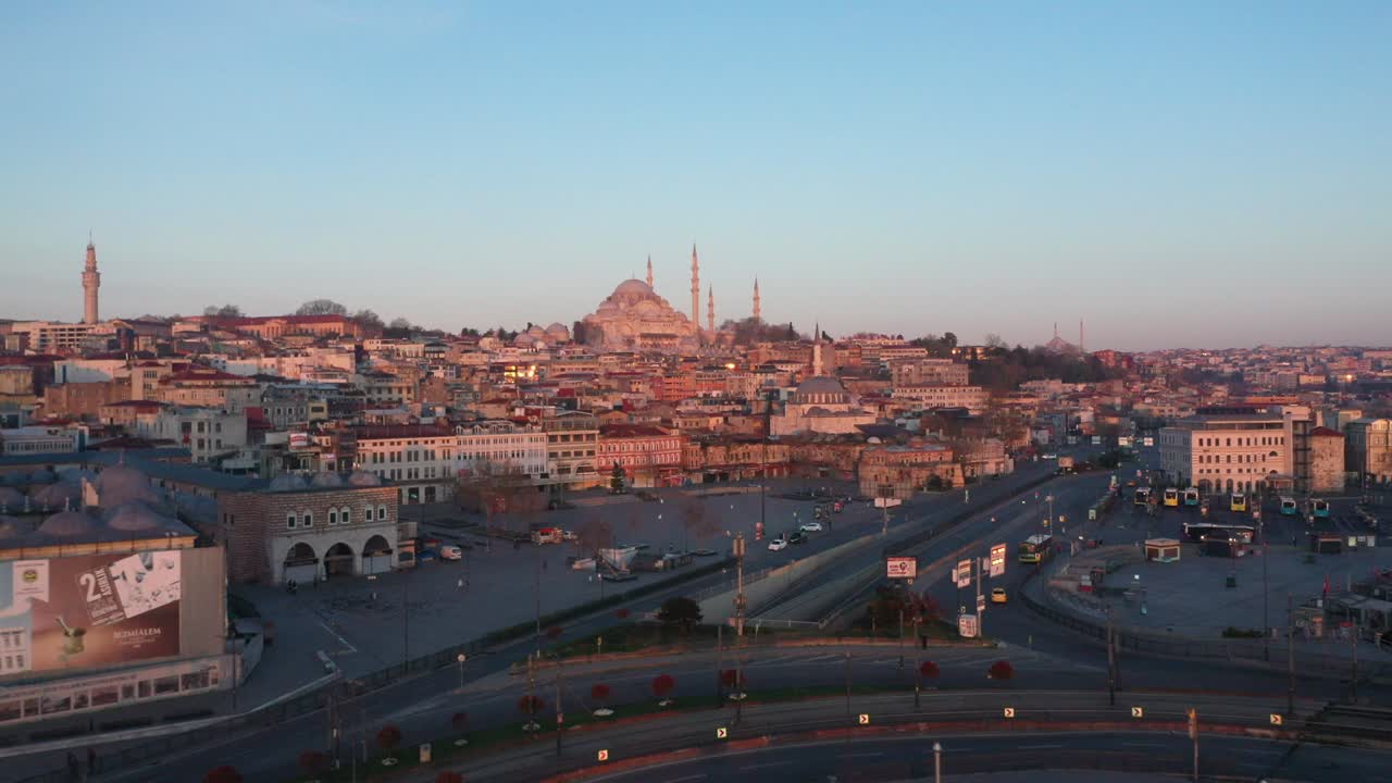 período de cuarentena, calles y avenidas vacías mezquita süleymeniye
