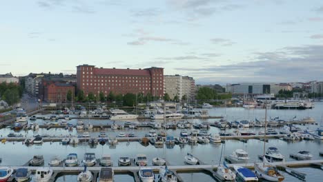 Langsames-Schwenken-Von-Booten-In-Einem-Dock-Entlang-Der-Küste-Von-Helsinki,-Finnland