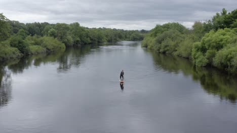 Standup-Paddleboarder-Paddelt-Auf-Dem-Grünen-Fluss-In-Richtung-Kamera