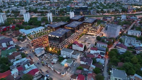 Vista-Aérea-De-Drones-Sobre-El-Campus-De-Palas-Desde-La-Ciudad-De-Iasi-En-Rumania-Al-Atardecer