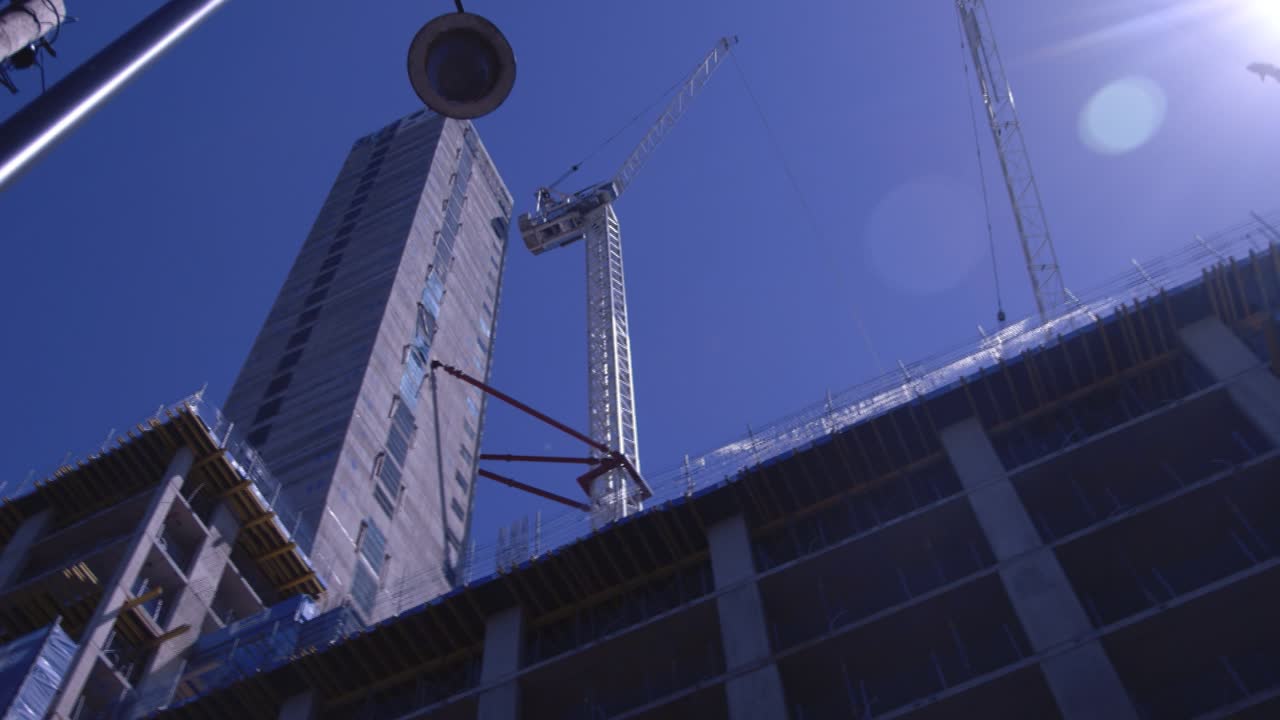 grúas en el sitio de construcción en la ciudad de manchester, reino unido