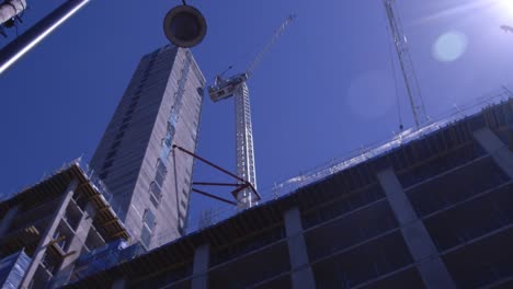 grúas en el sitio de construcción en la ciudad de manchester, reino unido