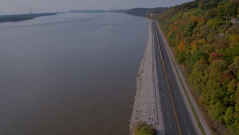 descida aérea sobre a grande estrada do rio em illinois no outono quando uma van branca se aproxima