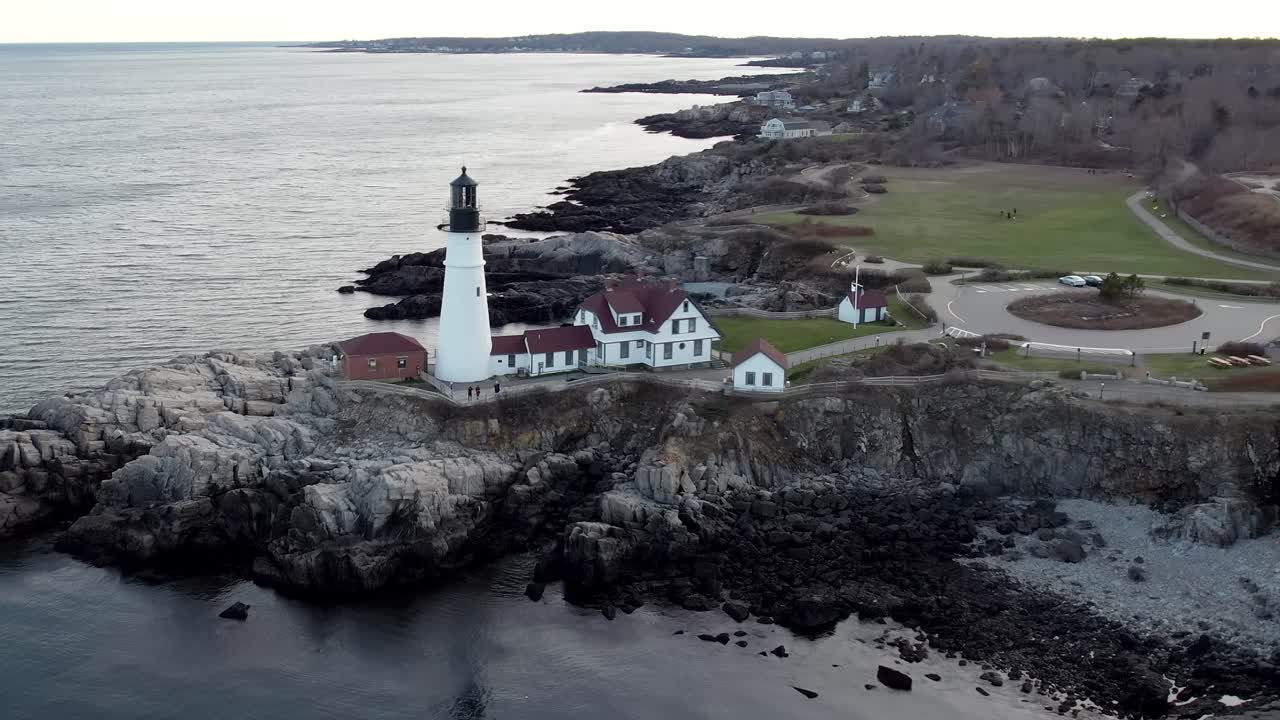 Orbita aerea attorno al Faro di Portland Head durante l'inverno nel Maine.