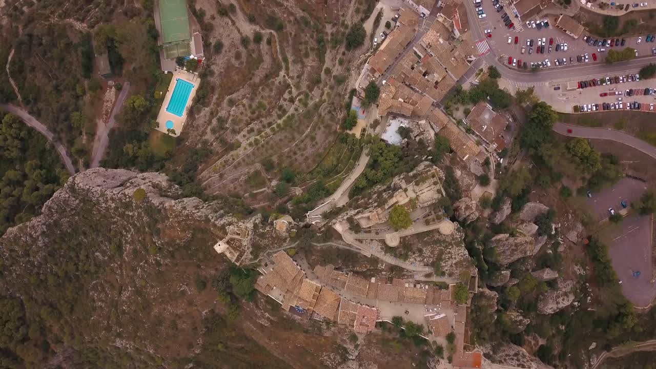 테니스 코트와 수영장이 있는 스포츠 홀이 있는 스페인 마을 위에서의 전망