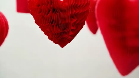 decoraciones de corazones de papel rojo