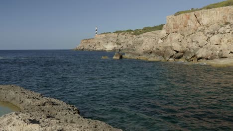 Schöne-Naturlandschaft-Mit-Leuchtturm-Auf-Einer-Klippe-An-Der-Küste-Der-Insel