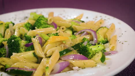 toma de mesa de pasta penne primavera, control deslizante de cerca 4k