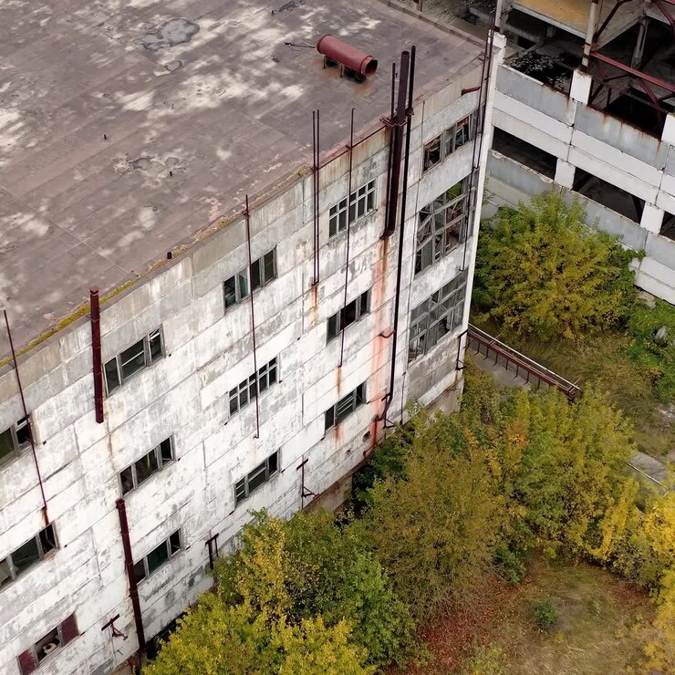 Vecchia fabbrica. Edifici e magazzini abbandonati con finestre rotte dopo la guerra. Impianto industriale vuoto. Vista dall'alto