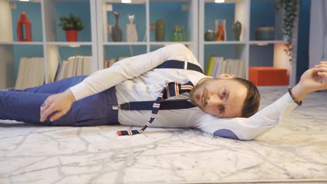 un joven carismático deprimido y cansado tendido en el suelo pensando.
