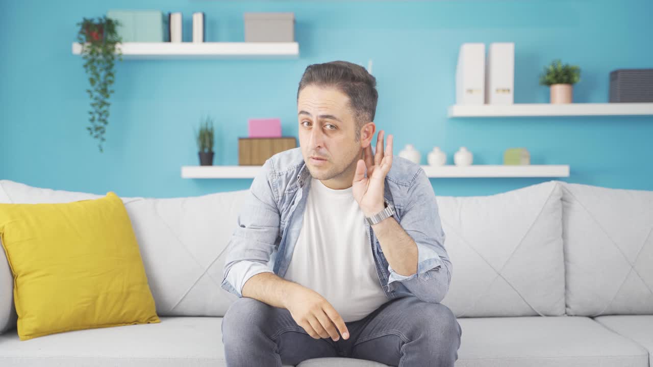 un hombre con un problema de audición.
