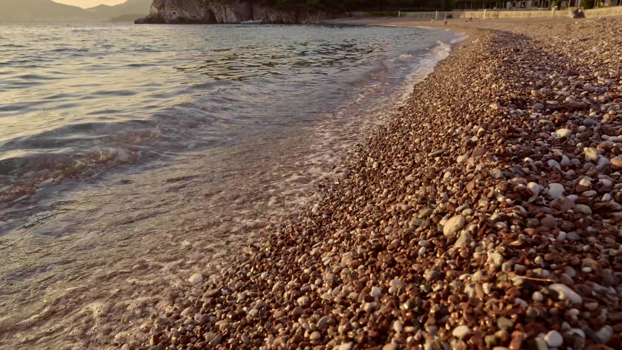 모래 해변 을 타고 올라오는 파도 들 의 근접 촬영 - 스 비디오