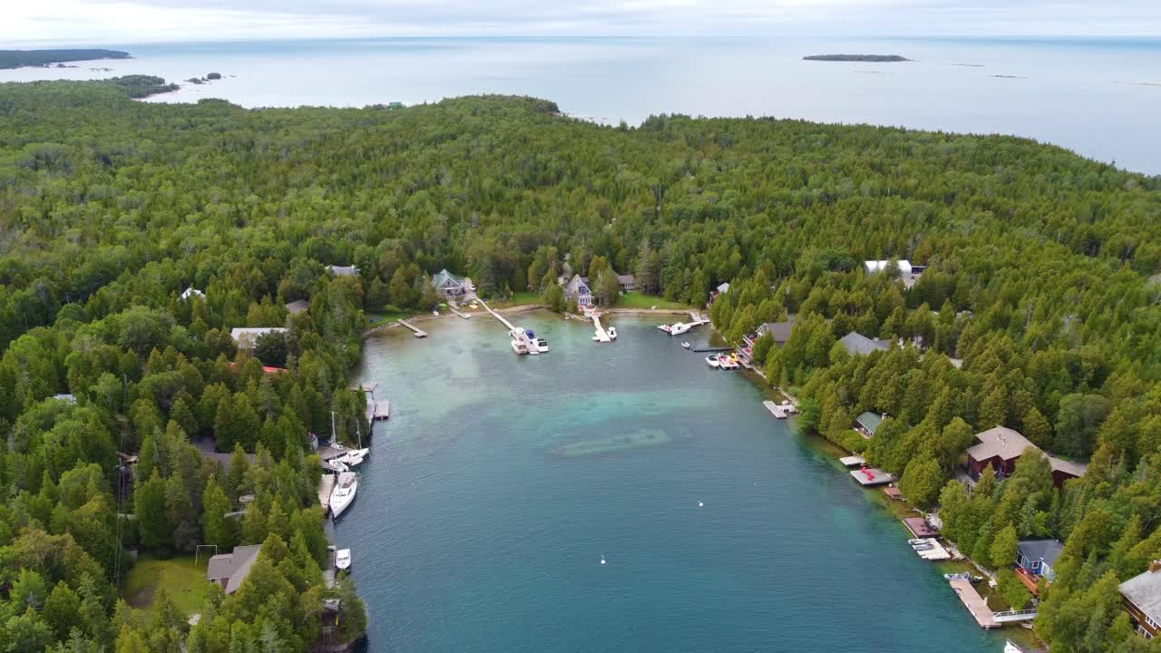 빅  ⁇  하버 의 공중 뷰,  ⁇ 바닥 에 보이는 스웨프스테이크 선박 붕괴