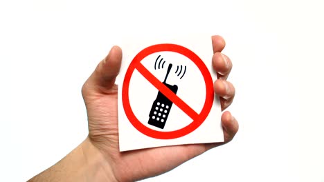 no se permiten teléfonos señal aislado. mano masculina sosteniendo señal sin llamadas telefónicas