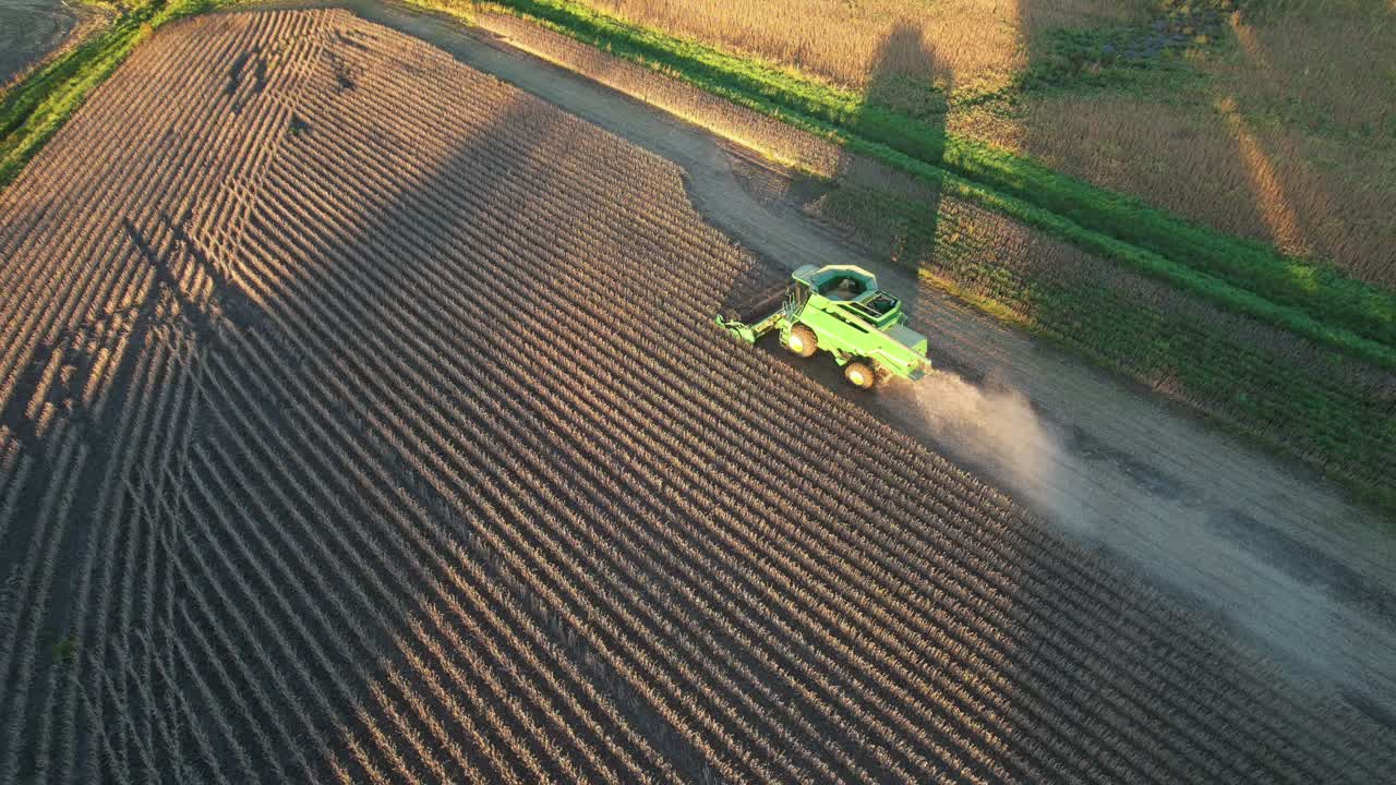 Un agricoltore raccoglie un raccolto di soia nel Wisconsin nord-orientale