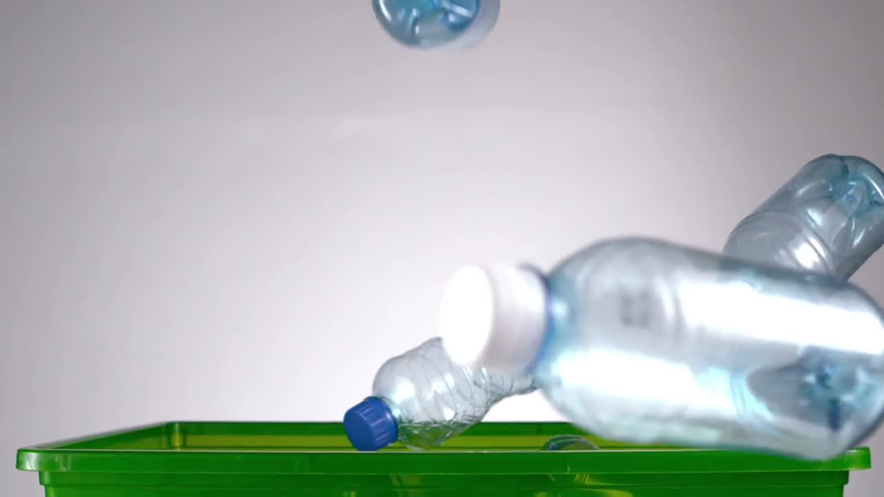 녹색 상자에 떨어지는 병