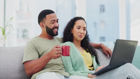 Pareja,-Computadora-Portátil-Y-Felices-Juntos-En-El-Sofá-De-Casa