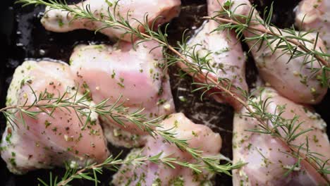 carne de pollo cortada fresca sazonada con hierbas de romero lista para cocinar en el horno