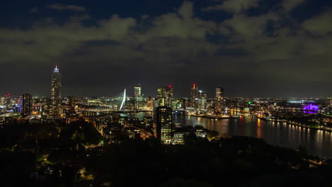 el horizonte de rotterdam en la noche de otoño