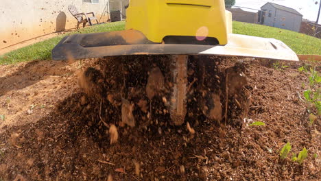 rototilar un jardín trasero para la siembra de primavera para la agricultura y el cultivo orgánicos